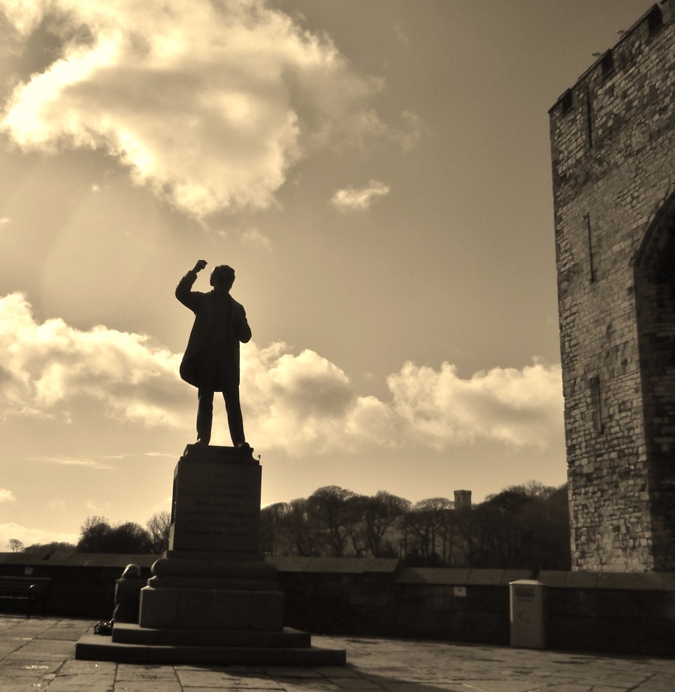 Statue Earl LLoyd - Architecture, Architecture | Statue | Sepia | Cloud | History | Wales | Caernarfon