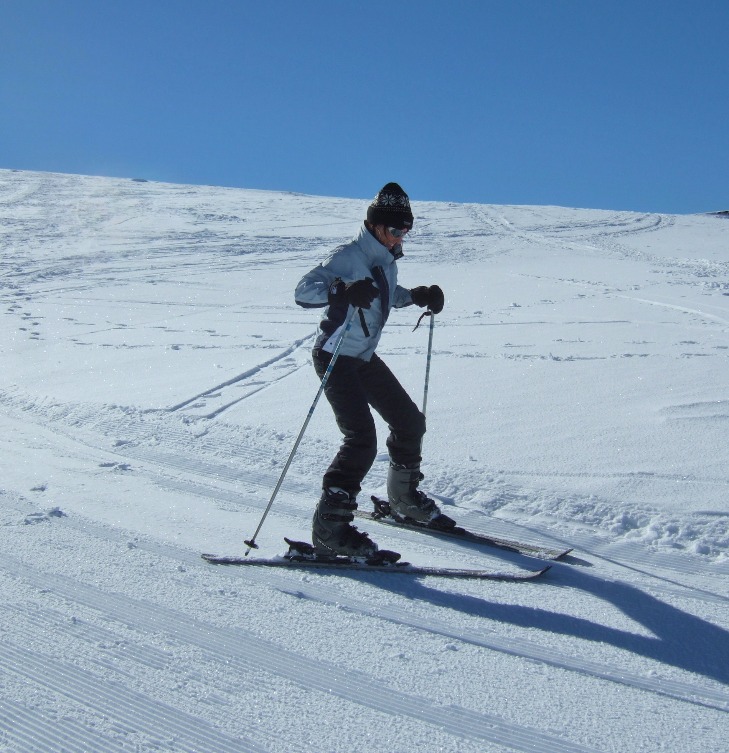 Skiing, Snow | Ski | White | People | Sky | Mountain | Blue | Activity